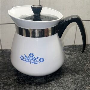 2 quart Corningware Cornflower Blue tea/pot. Near perfect condition